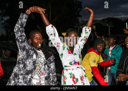 Nakuru, Vallée du Rift, Kenya. 12th août 2022. Les gens dansent dans la rue des moments après que Susan Kihika, Liza Chelule, et Tabitha Karanja, toutes des femmes, ont été déclarés gagnants des sièges du comté de Nakuru. Les Kenyans attendent que le calcul des votes présidentiels soit terminé pour savoir que leur prochain président sera très proche de la course entre Raila Odinga et William Ruto. (Credit image: © James Wakibia/SOPA Images via ZUMA Press Wire) Credit: ZUMA Press, Inc./Alamy Live News Banque D'Images