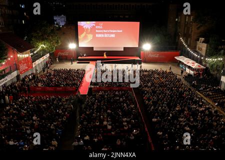 Sarajevo, Bosnie-Herzégovine. 12th août 2022. Les gens assistent à la cérémonie d'ouverture du Festival du film de Sarajevo 28th à Sarajevo, en Bosnie-Herzégovine, le 12 août 2022. Le Festival du film de Sarajevo 28th (SFF) s'est ouvert vendredi avec le film Triangle de la tristesse du réalisateur suédois primé Ruben Ostlund. Crédit: Nedim Grabovic/Xinhua/Alay Live News Banque D'Images