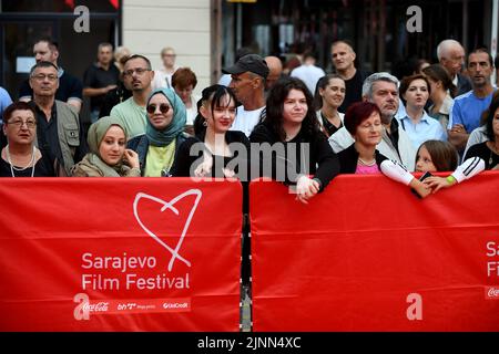 Sarajevo, Bosnie-Herzégovine. 12th août 2022. Les gens se tiennent près du tapis rouge lors de la cérémonie d'ouverture du Festival du film de Sarajevo 28th à Sarajevo, en Bosnie-Herzégovine, le 12 août 2022. Le Festival du film de Sarajevo 28th (SFF) s'est ouvert vendredi avec le film Triangle de la tristesse du réalisateur suédois primé Ruben Ostlund. Crédit: Nedim Grabovic/Xinhua/Alay Live News Banque D'Images