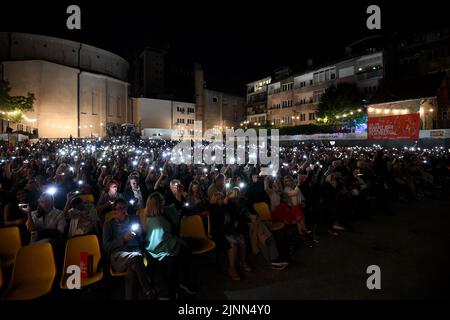 Sarajevo, Bosnie-Herzégovine. 12th août 2022. Les gens éclairent leur téléphone lors de la cérémonie d'ouverture du Festival du film de Sarajevo de 28th à Sarajevo, en Bosnie-Herzégovine, le 12 août 2022. Le Festival du film de Sarajevo 28th (SFF) s'est ouvert vendredi avec le film Triangle de la tristesse du réalisateur suédois primé Ruben Ostlund. Crédit: Nedim Grabovic/Xinhua/Alay Live News Banque D'Images