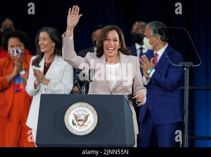 Oakland, États-Unis. 13th juillet 2022. Le vice-président Kamala Harris Waves à l'événement « The Generation Fund » à Oakland, Californie, vendredi, 12 août 2022. Le Fonds de génération est une quasi-dotation de $50 millions qui soutiendra chaque élève à faible revenu de l'école publique et chaque bébé né dans la pauvreté à Oakland, CA. Photo par George Nikitin/Pool/Sipa USA crédit: SIPA USA/Alay Live News Banque D'Images