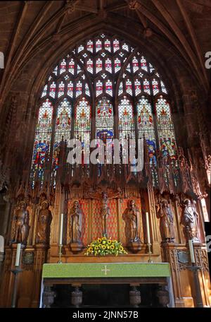 Autel et vitraux dans l'église St Mary's, Church Lane, Nantwich, Cheshire, Angleterre, ROYAUME-UNI, CW5 5RQ Banque D'Images