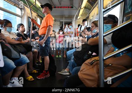 New York, États-Unis. 12th août 2022. Les navetteurs de métro qui parcourent le train 7 de Manhattan à Queens avec et sans masques malgré qu'il soit exigé par le MTA, New York, NY, 12 août 2022. Les Centers for Disease Control (CDC) ont annoncé des lignes directrices révisées qui comprennent l'absence de dépistage des personnes sans symptômes, la mise à jour des protocoles scolaires et l'absence de port de masque après cinq jours de quarantaine et le test négatif les 6th et 8th jours; Le CDC a mis l'accent sur la responsabilité personnelle et le choix face à la COVID-19 qui continue de se propager à travers les États-Unis dans ses formes variantes. (Photo par Anth Banque D'Images