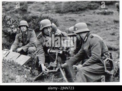 Photo B&W de la Seconde Guerre mondiale équipe de mortar de l'armée allemande en action en France 1940 Banque D'Images