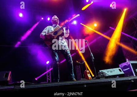 Monte Urano, Italie. 12th août 2022. Le guitariste australien Tommy Emmanuel joue en direct lors d'un concert au Bambu Festival. Il est connu comme l'un des plus grands guitaristes acoustiques de tous les temps, et il est également connu pour sa technique complexe de style de doigt. Crédit : SOPA Images Limited/Alamy Live News Banque D'Images
