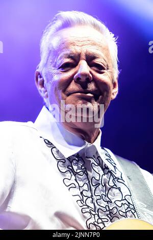 Monte Urano, Italie. 12th août 2022. Le guitariste australien Tommy Emmanuel joue en direct lors d'un concert au Bambu Festival. Il est connu comme l'un des plus grands guitaristes acoustiques de tous les temps, et il est également connu pour sa technique complexe de style de doigt. Crédit : SOPA Images Limited/Alamy Live News Banque D'Images