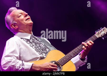 Monte Urano, Italie. 12th août 2022. Le guitariste australien Tommy Emmanuel joue en direct lors d'un concert au Bambu Festival. Il est connu comme l'un des plus grands guitaristes acoustiques de tous les temps, et il est également connu pour sa technique complexe de style de doigt. Crédit : SOPA Images Limited/Alamy Live News Banque D'Images