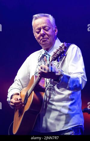 Monte Urano, Italie. 12th août 2022. Le guitariste australien Tommy Emmanuel joue en direct lors d'un concert au Bambu Festival. Il est connu comme l'un des plus grands guitaristes acoustiques de tous les temps, et il est également connu pour sa technique complexe de style de doigt. Crédit : SOPA Images Limited/Alamy Live News Banque D'Images