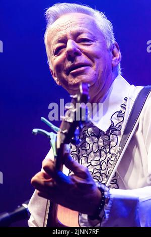 Monte Urano, Italie. 12th août 2022. Le guitariste australien Tommy Emmanuel joue en direct lors d'un concert au Bambu Festival. Il est connu comme l'un des plus grands guitaristes acoustiques de tous les temps, et il est également connu pour sa technique complexe de style de doigt. Crédit : SOPA Images Limited/Alamy Live News Banque D'Images
