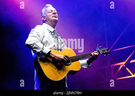 Monte Urano, Italie. 12th août 2022. Le guitariste australien Tommy Emmanuel joue en direct lors d'un concert au Bambu Festival. Il est connu comme l'un des plus grands guitaristes acoustiques de tous les temps, et il est également connu pour sa technique complexe de style de doigt. Crédit : SOPA Images Limited/Alamy Live News Banque D'Images