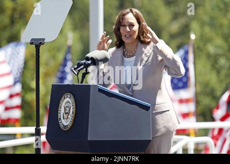 Oakland, États-Unis. 12th août 2022. Le vice-président Kamala Harris s'exprime vendredi au Chabot Space & Science Center d'Oakland, Californie, à 12 août 2022. Photo de George Nikitin/UPI crédit: UPI/Alay Live News Banque D'Images