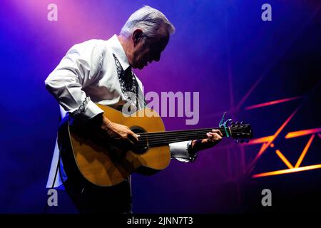 Monte Urano, Italie. 12th août 2022. Le guitariste australien Tommy Emmanuel joue en direct lors d'un concert au Bambu Festival. Il est connu comme l'un des plus grands guitaristes acoustiques de tous les temps, et il est également connu pour sa technique complexe de style de doigt. Crédit : SOPA Images Limited/Alamy Live News Banque D'Images