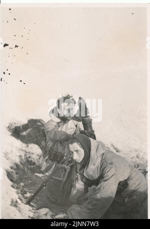 Wehrmacht German Mortar Crew en action sur le front russe à l'hiver 1943. . Les troupes portent des parkas de camouflage de neige qui portent le numéro standard pour l'armée allemande à l'hiver 1943/44 Banque D'Images
