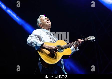 Monte Urano, Italie. 12th août 2022. Le guitariste australien Tommy Emmanuel joue en direct lors d'un concert au Bambu Festival. Il est connu comme l'un des plus grands guitaristes acoustiques de tous les temps, et il est également connu pour sa technique complexe de style de doigt. (Photo de Mairo Cinquetti/SOPA Images/Sipa USA) crédit: SIPA USA/Alay Live News Banque D'Images