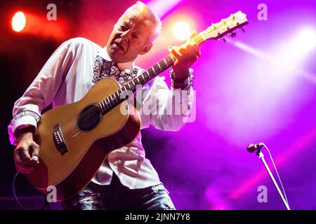 Monte Urano, Italie. 12th août 2022. Le guitariste australien Tommy Emmanuel joue en direct lors d'un concert au Bambu Festival. Il est connu comme l'un des plus grands guitaristes acoustiques de tous les temps, et il est également connu pour sa technique complexe de style de doigt. (Photo de Mairo Cinquetti/SOPA Images/Sipa USA) crédit: SIPA USA/Alay Live News Banque D'Images