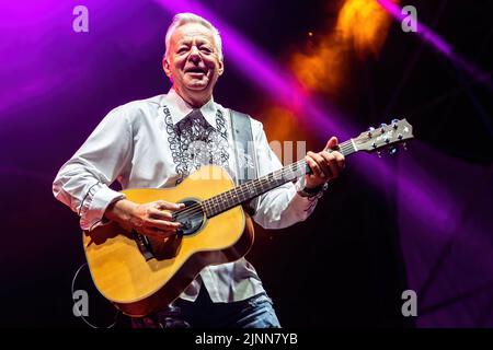Monte Urano, Italie. 12th août 2022. Le guitariste australien Tommy Emmanuel joue en direct lors d'un concert au Bambu Festival. Il est connu comme l'un des plus grands guitaristes acoustiques de tous les temps, et il est également connu pour sa technique complexe de style de doigt. (Photo de Mairo Cinquetti/SOPA Images/Sipa USA) crédit: SIPA USA/Alay Live News Banque D'Images
