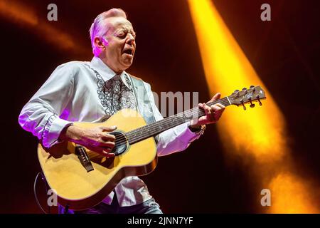 Monte Urano, Italie. 12th août 2022. Le guitariste australien Tommy Emmanuel joue en direct lors d'un concert au Bambu Festival. Il est connu comme l'un des plus grands guitaristes acoustiques de tous les temps, et il est également connu pour sa technique complexe de style de doigt. (Photo de Mairo Cinquetti/SOPA Images/Sipa USA) crédit: SIPA USA/Alay Live News Banque D'Images