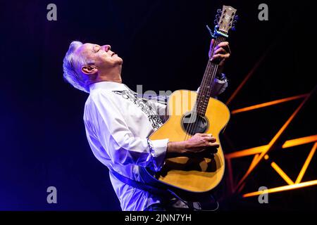 Monte Urano, Italie. 12th août 2022. Le guitariste australien Tommy Emmanuel joue en direct lors d'un concert au Bambu Festival. Il est connu comme l'un des plus grands guitaristes acoustiques de tous les temps, et il est également connu pour sa technique complexe de style de doigt. (Photo de Mairo Cinquetti/SOPA Images/Sipa USA) crédit: SIPA USA/Alay Live News Banque D'Images