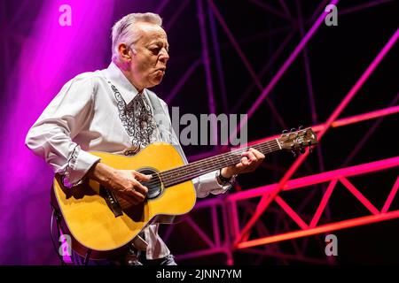 Monte Urano, Italie. 12th août 2022. Le guitariste australien Tommy Emmanuel joue en direct lors d'un concert au Bambu Festival. Il est connu comme l'un des plus grands guitaristes acoustiques de tous les temps, et il est également connu pour sa technique complexe de style de doigt. (Photo de Mairo Cinquetti/SOPA Images/Sipa USA) crédit: SIPA USA/Alay Live News Banque D'Images
