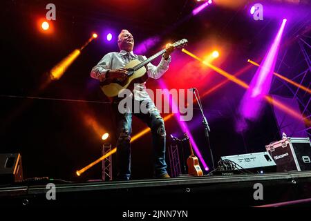 Monte Urano, Italie. 12th août 2022. Le guitariste australien Tommy Emmanuel joue en direct lors d'un concert au Bambu Festival. Il est connu comme l'un des plus grands guitaristes acoustiques de tous les temps, et il est également connu pour sa technique complexe de style de doigt. (Photo de Mairo Cinquetti/SOPA Images/Sipa USA) crédit: SIPA USA/Alay Live News Banque D'Images