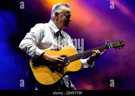 Monte Urano, Italie. 12th août 2022. Le guitariste australien Tommy Emmanuel joue en direct lors d'un concert au Bambu Festival. Il est connu comme l'un des plus grands guitaristes acoustiques de tous les temps, et il est également connu pour sa technique complexe de style de doigt. (Photo de Mairo Cinquetti/SOPA Images/Sipa USA) crédit: SIPA USA/Alay Live News Banque D'Images