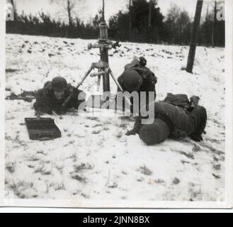 Photo B&W de la Seconde Guerre mondiale l'équipe allemande de Mortar de la division Grossdeutschland a déclenché un mortier lors d'un exercice d'entraînement en Allemagne 1941 Banque D'Images