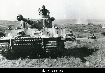 Les chars de tigre avancent pendant la bataille de Kursk . les Panzers lourds sont de la SS Panzer Division 2nd,. DAS Reich .. La bataille de Kursk était la plus grande bataille de chars de la Seconde Guerre mondiale Banque D'Images