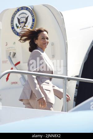 Oakland, États-Unis. 12th août 2022. Le vice-président Kamala Harris a été nommé à bord de la Force aérienne 2 à Oakland, en Californie, vendredi, à 12 août 2022. Photo de George Nikitin/UPI crédit: UPI/Alay Live News Banque D'Images