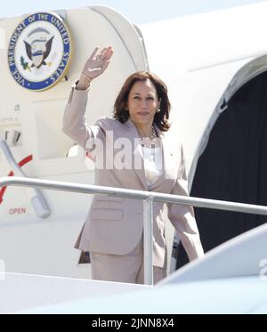 Oakland, États-Unis. 12th août 2022. Le vice-président Kamala Harris a été nommé à bord de la Force aérienne 2 à Oakland, en Californie, vendredi, à 12 août 2022. Photo de George Nikitin/UPI crédit: UPI/Alay Live News Banque D'Images