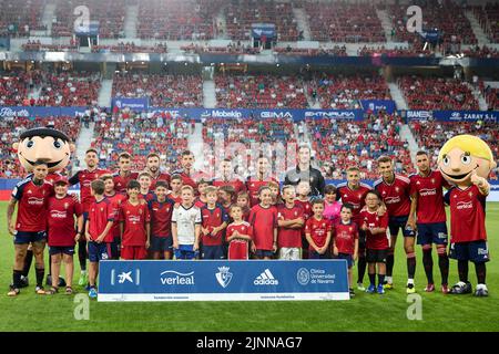 Pampelune, Espagne. 12th août 2022. L'équipe principale de la fondation CA Osasuna et les enfants de la fondation Osasuna posent pour une photo de groupe devant le football espagnol de la Liga Santander, match entre CA Osasuna et Sevilla CF au stade Sadar (scores finaux; CA Osasuna 2:1 Sevilla CF) (photo de FERNANDO PIDAL/SOPA Images/Sipa USA) Credit: SIPA USA/Alamy Live News Banque D'Images