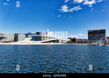 Vue depuis la promenade au-dessus du fjord d'Oslofjord jusqu'à la bibliothèque de Deichman, l'opéra et le musée Munch, architecture moderne dans le quartier de Bjorvika Banque D'Images