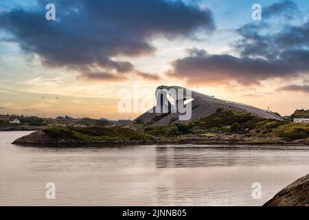 Atlantic Road, frappant le pont de Storsisundbrua, Norwegian Landscape route Atlanterhavsveien entre Molde et Kristiansund, ensemble de films, coucher de soleil, plus Banque D'Images