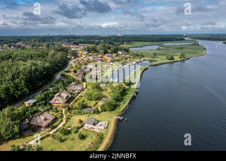 Photo de drone, tir de drone, historique Old Harbour Gothmund, maisons résidentielles avec toit de chaume, vue sur la rivière Trave Karlshof, Luebeck Banque D'Images