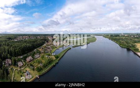 Photo de drone, tir de drone, vieux port historique Gothmund, maisons résidentielles avec des toits de chaume, vue sur la rivière Trave, Luebeck, Schleswig tsv Banque D'Images