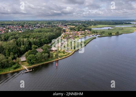 Photo de drone, tir de drone, vieux port historique Gothmund, bâtiments résidentiels avec toit de chaume, vue sur le Trave, Daenischburg, Luebeck Banque D'Images