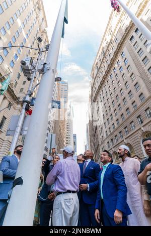 New York, NY - 12 août. 2022: Le maire Eric Adams assiste à la levée de drapeau pakistanais au parc Bowling Green Banque D'Images