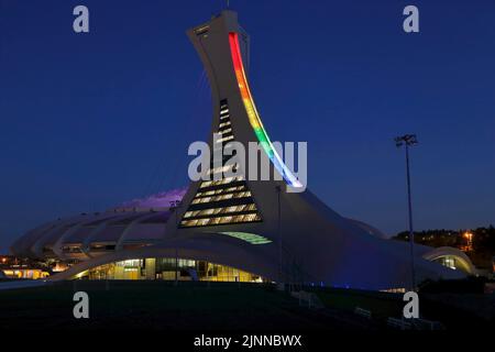 Illumination du Stade olympique aux couleurs de l'arc-en-ciel, Montréal, province de Québec, Canada Banque D'Images