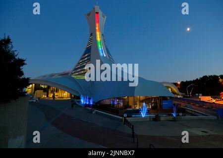 Illumination du Stade olympique aux couleurs de l'arc-en-ciel, Montréal, province de Québec, Canada Banque D'Images