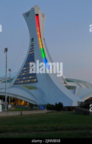 Illumination du Stade olympique aux couleurs de l'arc-en-ciel, Montréal, province de Québec, Canada Banque D'Images