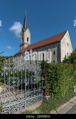 Porte en fer forgé du cimetière, à l'arrière de l'église néo-gothique Sainte-Catherine, Thuisbrunn, haute-Franconie, Bavière, Allemagne Banque D'Images