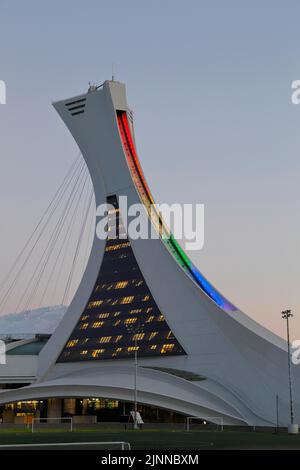 Illumination du Stade olympique aux couleurs de l'arc-en-ciel, Montréal, province de Québec, Canada Banque D'Images