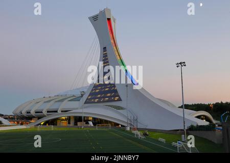 Illumination du Stade olympique aux couleurs de l'arc-en-ciel, Montréal, province de Québec, Canada Banque D'Images