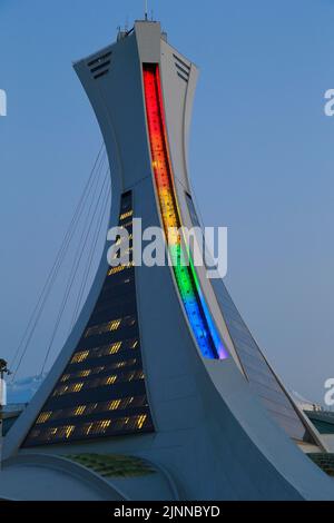 Illumination du Stade olympique aux couleurs de l'arc-en-ciel, Montréal, province de Québec, Canada Banque D'Images