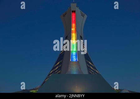 Illumination du Stade olympique aux couleurs de l'arc-en-ciel, Montréal, province de Québec, Canada Banque D'Images