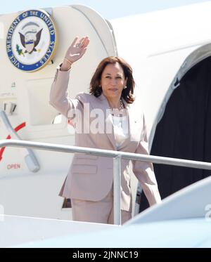 Oakland, États-Unis. 12th août 2022. Oakland, États-Unis. 12th août 2022. Le vice-président des États-Unis, Kamala Harris Waves, à bord de la Force aérienne 2 à Oakland, en Californie, vendredi, 12 août 2022. Credit: George Nikitin/Pool via CNP /MediaPunch Credit: MediaPunch Inc/Alay Live News Credit: MediaPunch Inc/Alay Live News Banque D'Images