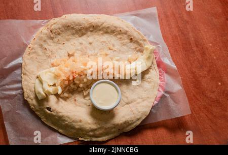 Le Quesillo traditionnel nicaraguayen sert sur une table en bois, le Quesillo nicaraguayen sert sur une table en bois. Vue de dessus de Quesillo nicaraguayen Banque D'Images