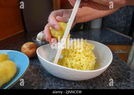 Cuisine souabe, préparation du gâteau de pommes de terre Haertsfeld, cuisson de pommes de terre bouillies, râpe, gâteau salé, pâtisserie, du four, copieux, végétarien, sain Banque D'Images