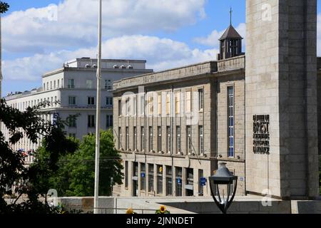 Place Jean-Baptiste Mathon avec obélisque et bureau de poste principal sur la rue piétonne de Siam, Brest, département de Finistère Penn-ar-Bed, région de Banque D'Images