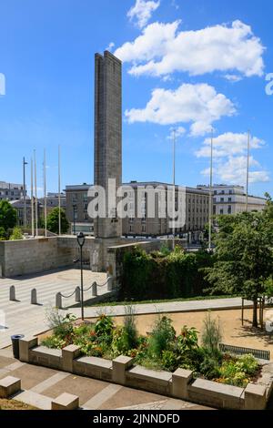 Place Jean-Baptiste Mathon avec obélisque et zone piétonne rue de Siam, Brest, département du Finistère Penn-ar-Bed, région Bretagne Breizh Banque D'Images