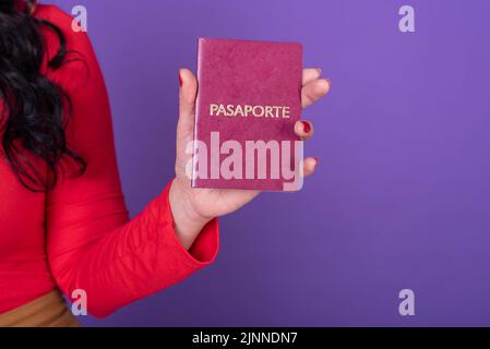 Main féminine portant un passeport PARASORTE Banque D'Images